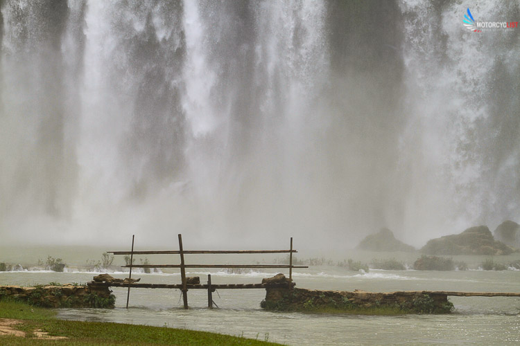 Vietnam motorbike adventure to Dau Dang water fall in Ba Be lake